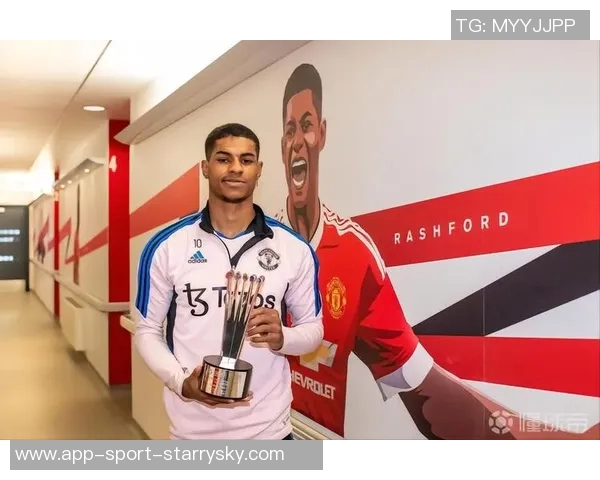 帕尔默荣获PFA年度最佳球员奖杯照片曝光引发热议